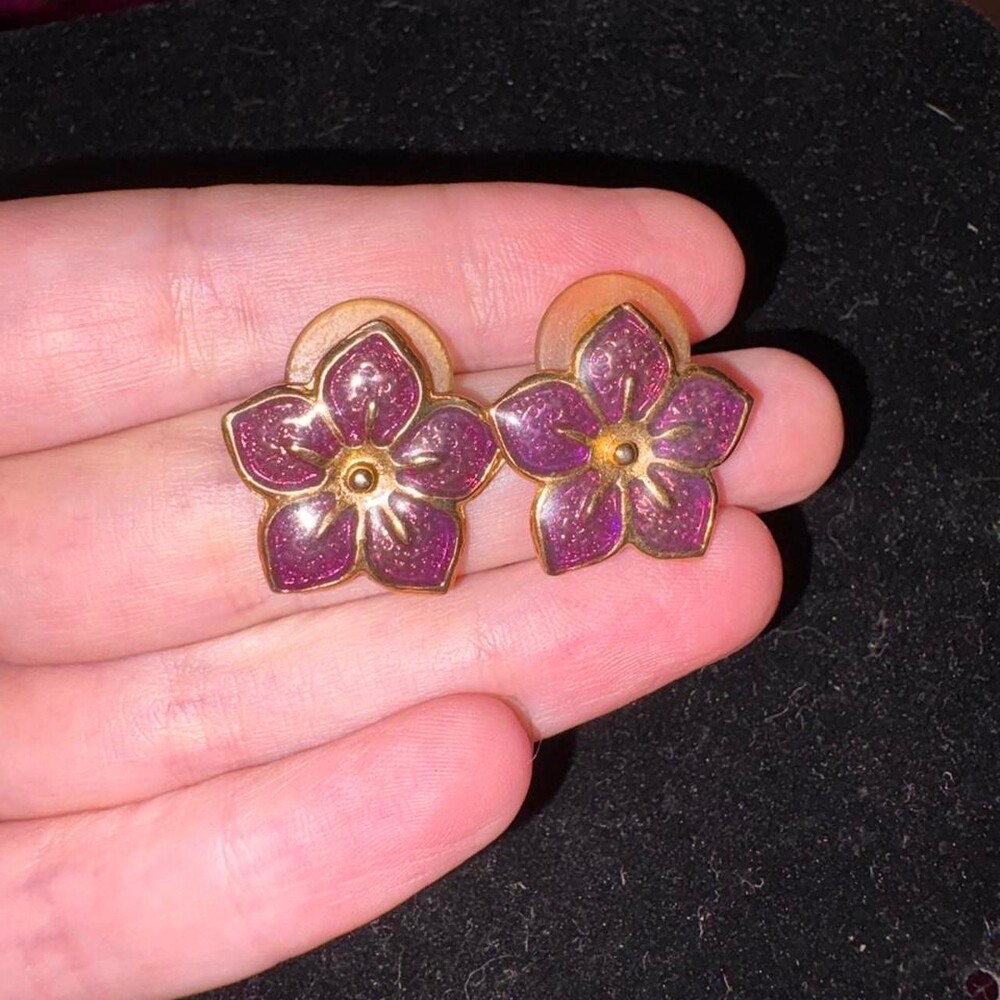 Purple floral earrings with gold accents #floral #earrings